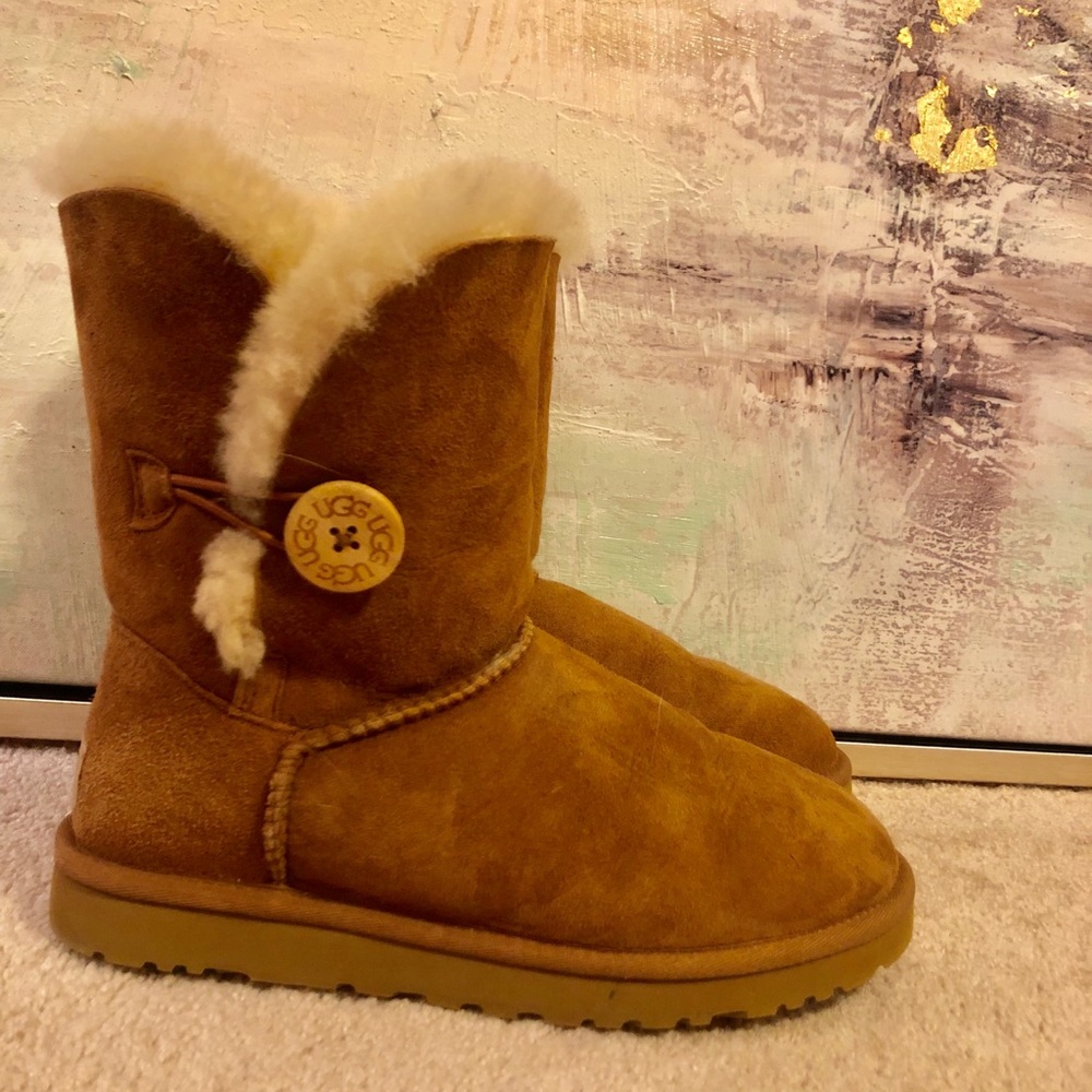 UGG Bailey Button women’s size 7